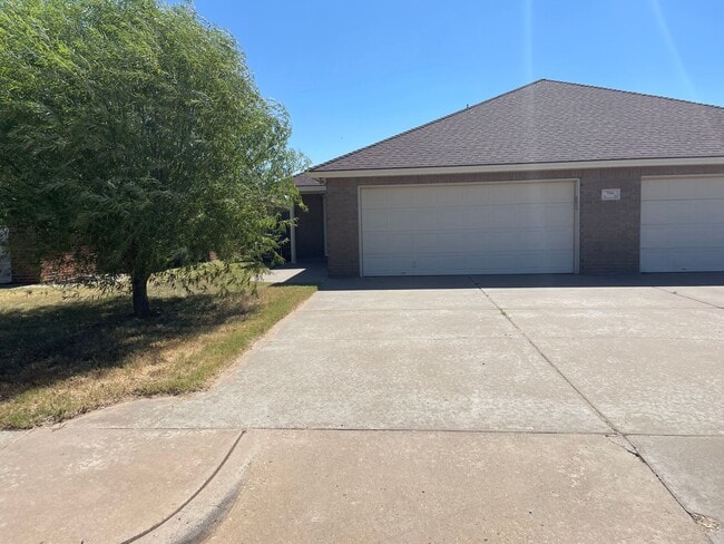 Building Photo - 706 N Englewood Ave