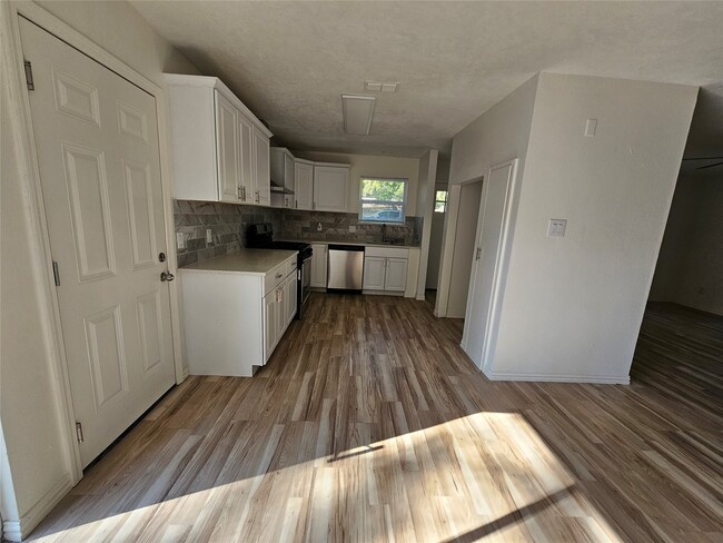 Photo - 105 E Wavy Oak Cir