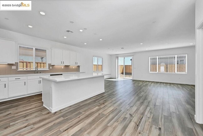 Photo - 354 Astilbe St