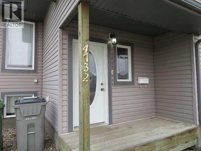 Photo - 4732-4718 18 St
