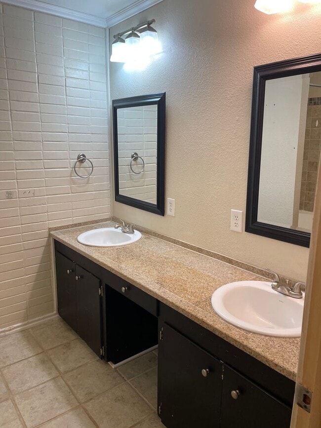 Photo - Mid-Century Modern! 3 bedroom, 2 bath, 2 car garage!