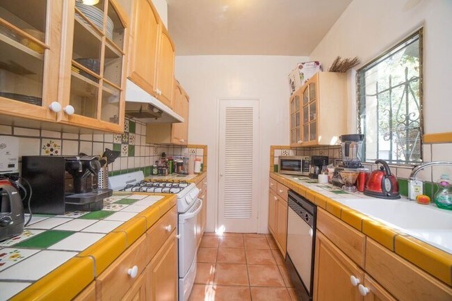 4 - 2166 Beachwood Ter