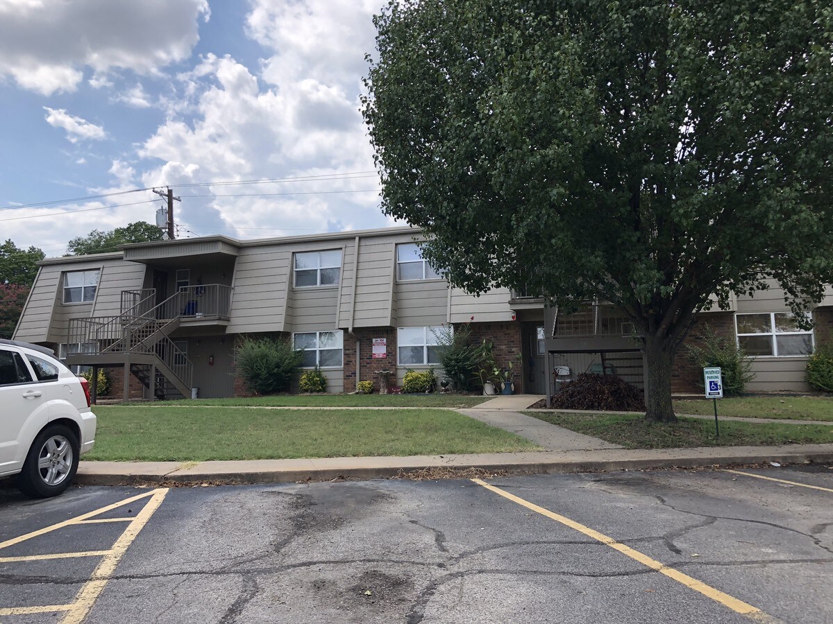 Primary Photo - Oaklawn Apartments