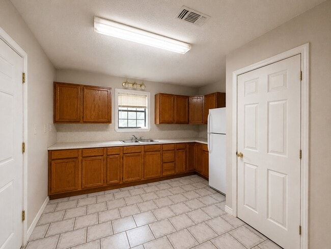 Photo - 712 Edgewood Cir