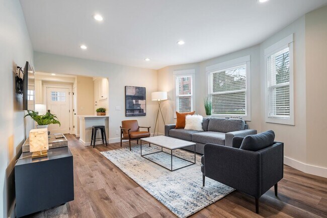 Building Photo - 2bd/1ba Seattle Home