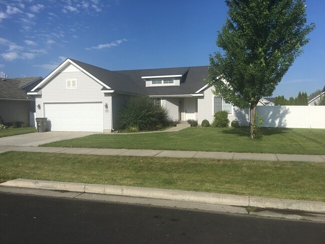 Building Photo - Stoddard Meadows Rancher Rental