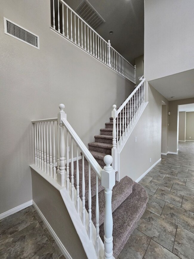 Photo - 4 BED, 2 1/2 BATH, 2 STORY HOME!!
