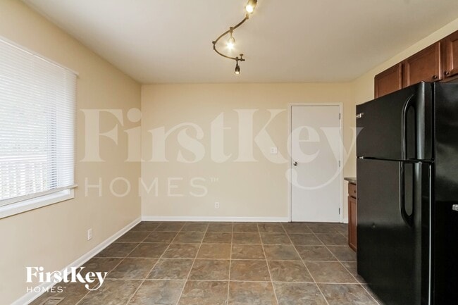 703 E Streamwood Blvd