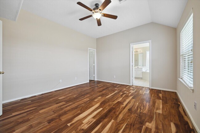 Photo - 2411 Lacyberry St