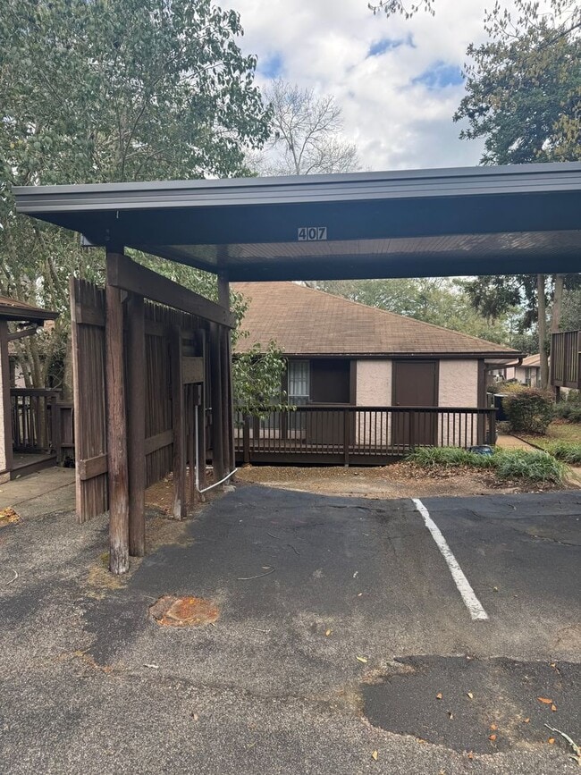 Building Photo - Charming and Spacious 2BR/2BA Townhome in Central Tallahassee