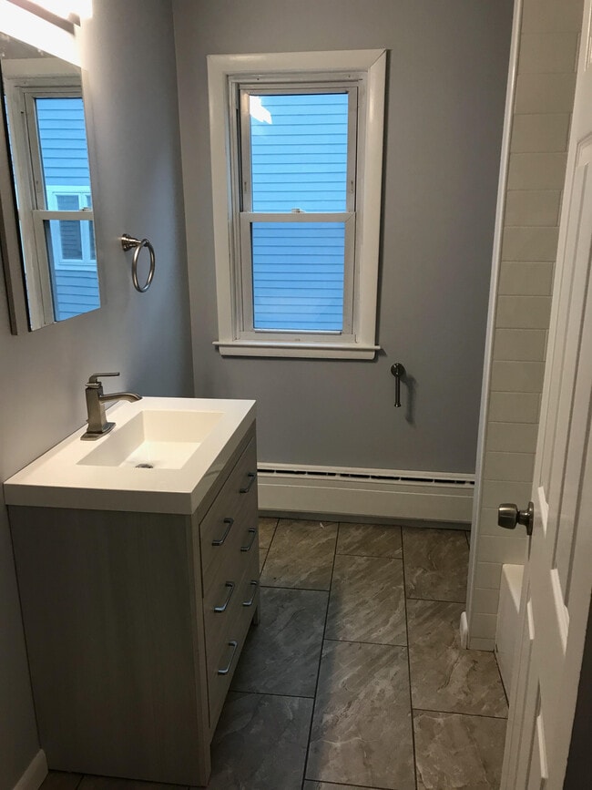 Building Photo - 118 Woodland St Unit 1st