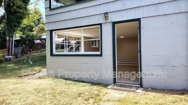 Building Photo - 4121 W D St Unit B
