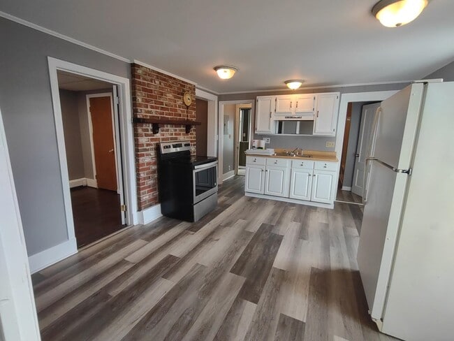 Photo - 184 S Main St