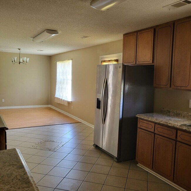 Photo - 726 Macey St