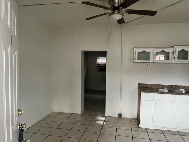 Photo - 2011 Lexington Ave Unidad 1