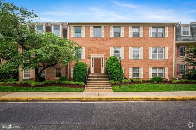 Building Photo - 6004 Westchester Park Dr Unit T-2 Rental