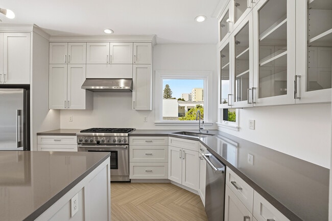 Photo - 2930 Washington St