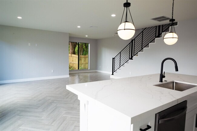 Photo - 333 NW 41st St