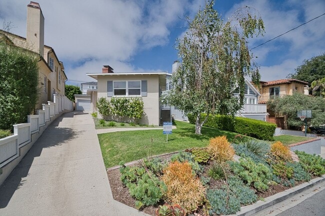 Building Photo - Two Bedroom One Bath Home For Lease