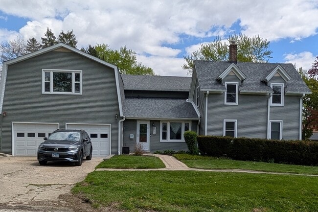 Building Photo - 600 Dewey St