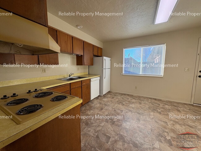 Photo - 394 S Saturn Ave