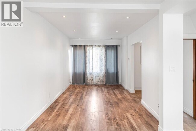 Photo - 114 Weir St N
