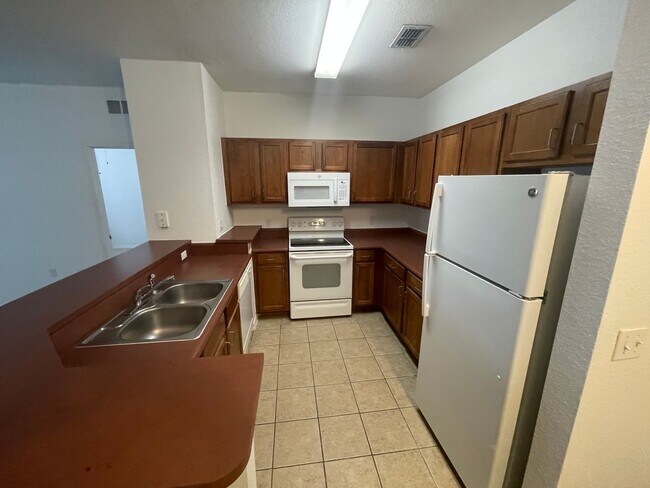 8102 Lillies Way Unidad 204