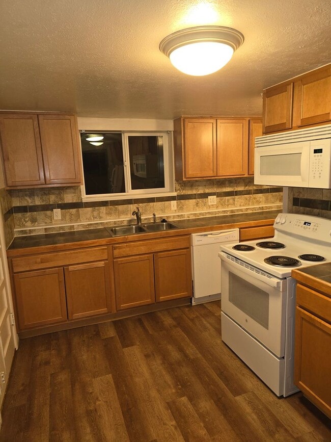 Photo - 2 Bed 1 Bath Garden Level Duplex