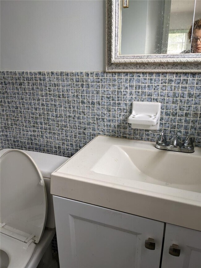 Photo - 300 NE 191st St Unit 211