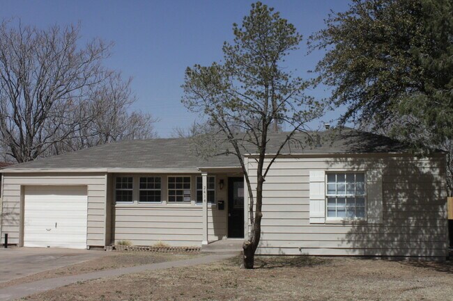 Building Photo - PRE -LEASING FOR AUGUST ! 4 Bedroom/2 bath House 1.5 Miles from Texas Tech