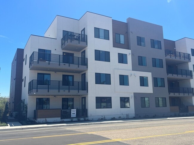 Building Photo - 401 W Grand Ave Unit 401
