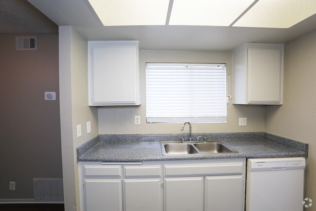 2HAB, 2BA - 824 ft²