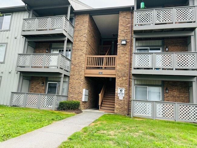 Photo - 831 Claytor Square