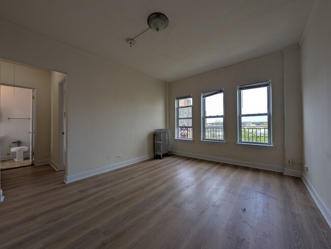 Building Photo - 5412 N Kenmore Ave Unit 501