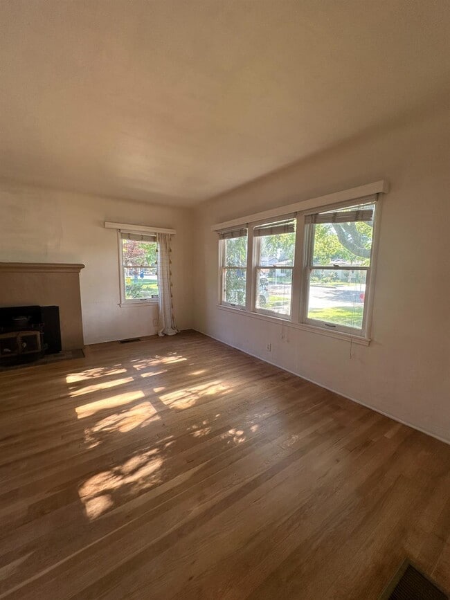Photo - 1925 N Adoline Ave