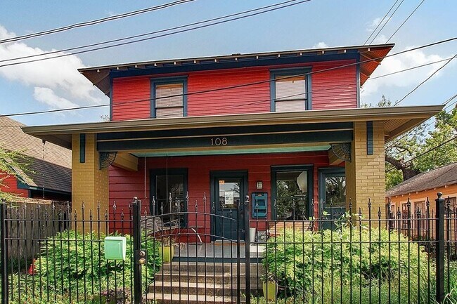 Building Photo - 108 W 10th 1/2 St Rental