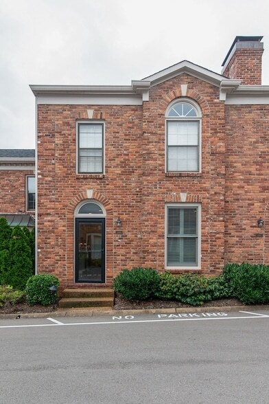 2040 Graybar Ln