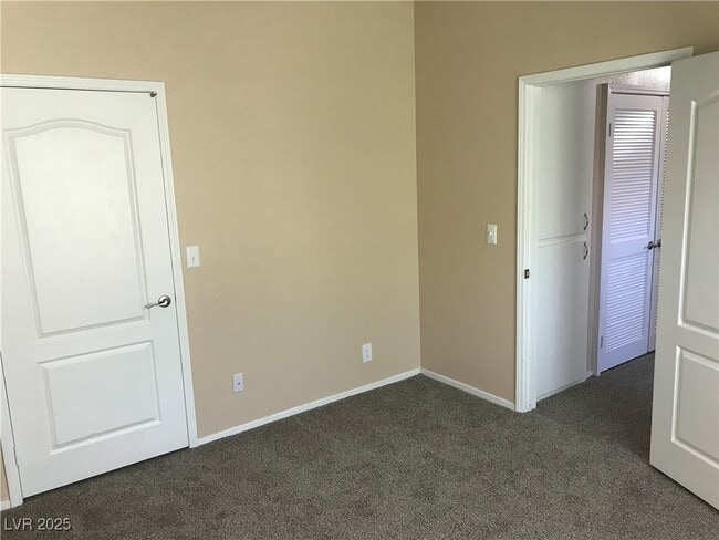 Building Photo - 1900 N Torrey Pines Dr Unit 212