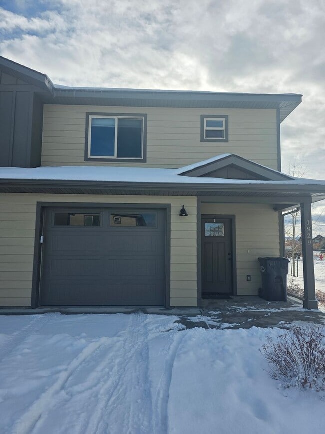 Building Photo - 3 Bedroom 2.5 Bath Cond0 near MSU