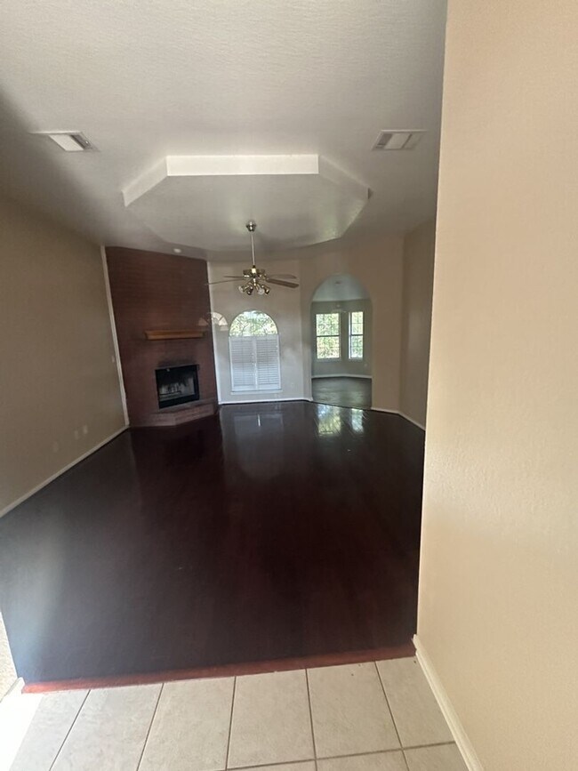 Photo - AVAILABLE MID MAY ; APPLY TODAY ON OUR WEBSITE!!!