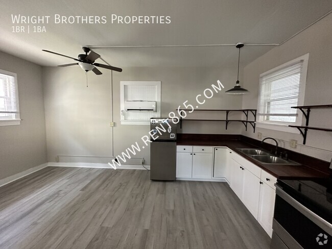 Building Photo - One Bedroom Fort Sanders Apartment right o... Unit 5