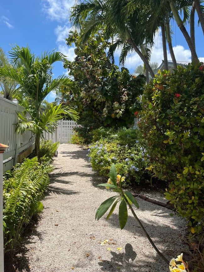 Large home on corner lot Price - Image 