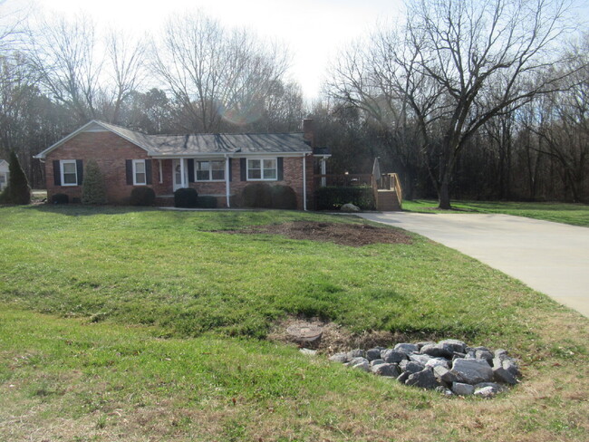 3 Bedroom 2 Bath Brick Ranch Just West of ... - 3 Bedroom 2 Bath Brick Ranch Just West of ... Apartment