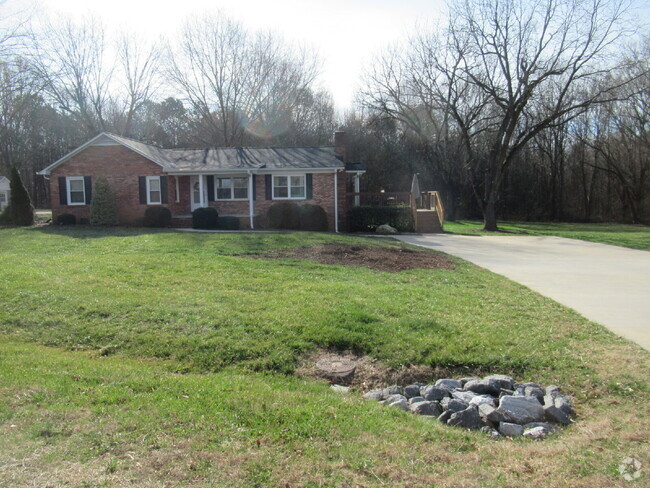 Building Photo - 3 Bedroom 2 Bath Brick Ranch Just West of ... Rental