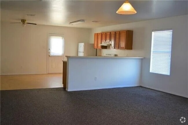 Building Photo - 3 Bedroom 2 bath home!