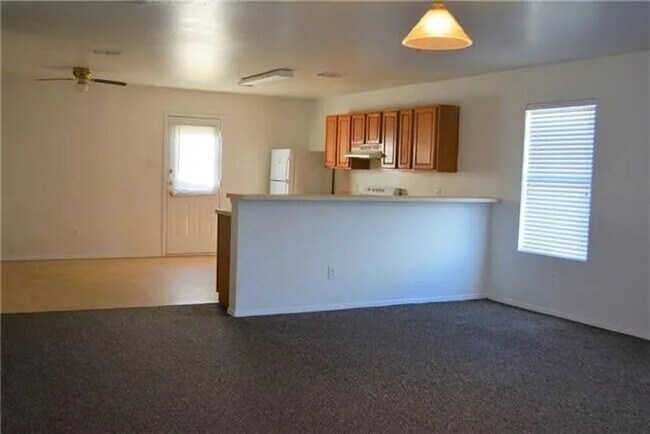 Building Photo - 3 Bedroom 2 bath home!