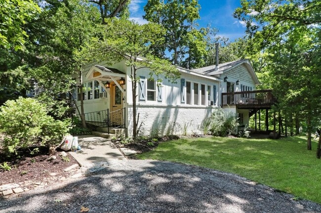 Building Photo - 543 Oakwood Trl