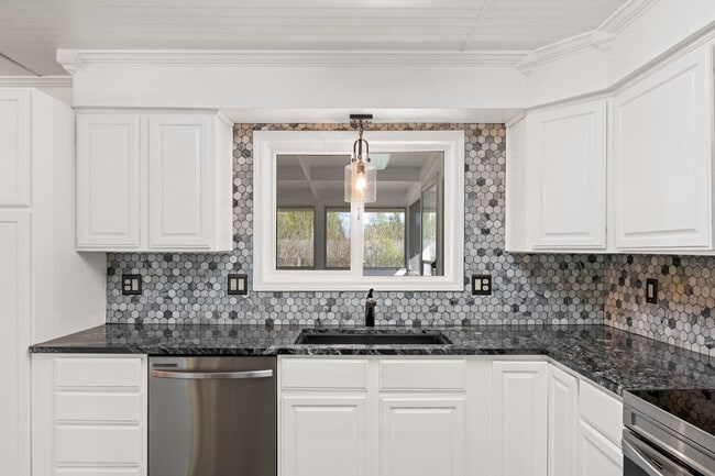 Photo - 1611 Madison Dr