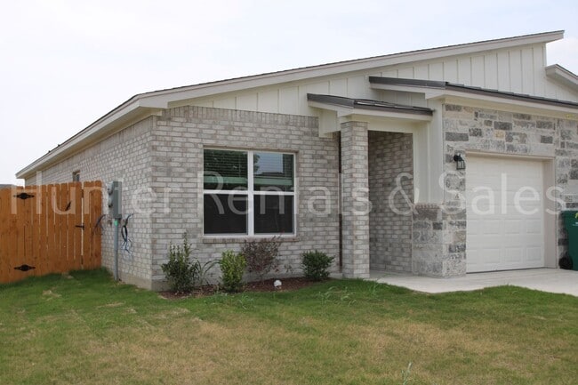 Building Photo - Modern New Construction Duplex