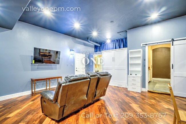 Building Photo - Luxury Private Furnished 2 Bed 2 Bath Suite With Private Courtyard - Utilities Included!